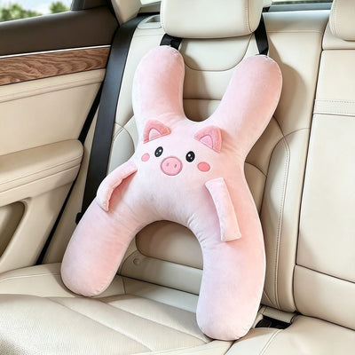 Kuschelstunde Reisebuddy Schweinchen, rosa Reisekissen an der Kopfstütze im Auto